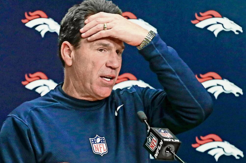 Afloró el sentimiento en Gary Kubiak al tener que dejar a Broncos (DAVID ZALUBOWSKI. AP)