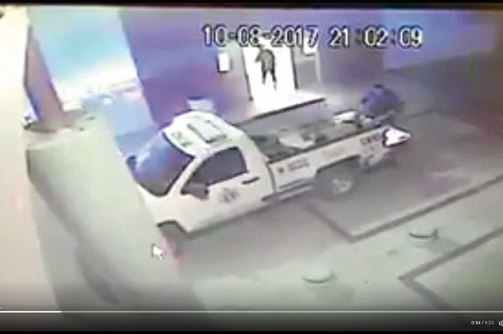 La noche del jueves, tres policías sometieron al profesor Rafael Pérez Hernández por supuestamente alterar el orden público. (TOMADA DE VIDEO)