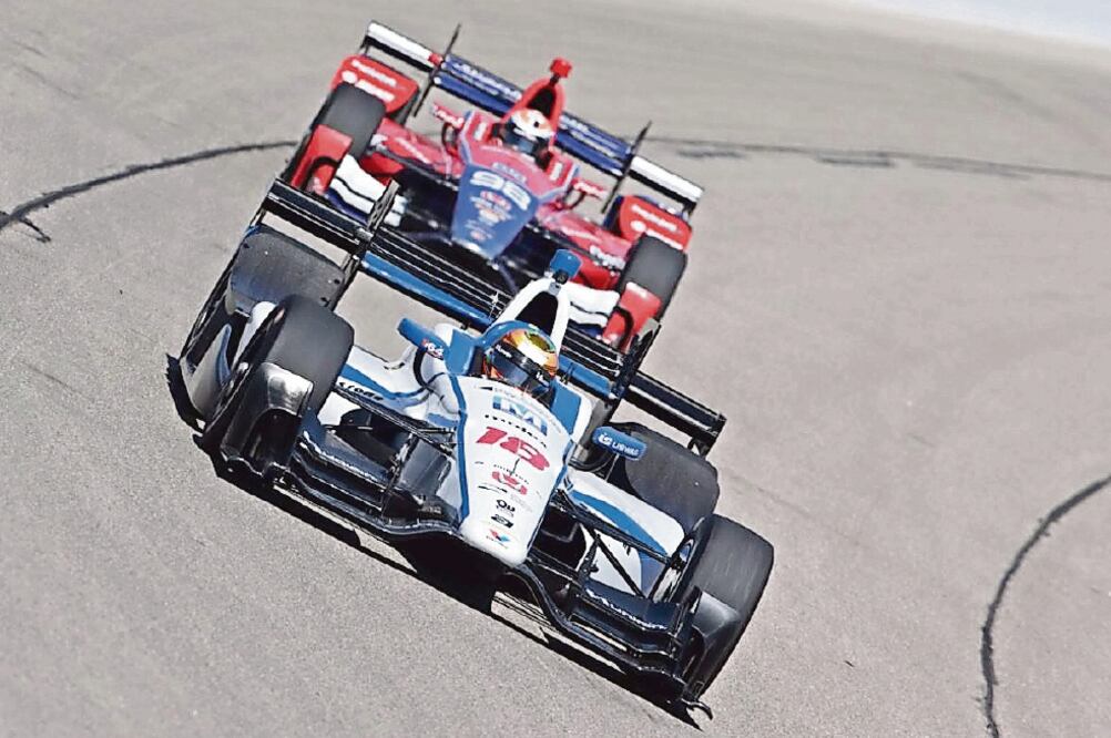 Guty, 13° en óvalo. Esteban Gutiérrez debutó en el Iowa Corn, de la IndyCar, y llegó en el sitio 13. Helio Castroneves fue el ganador (TWITTER)