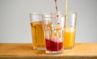 Bebidas hidratantes para esta ola de calor y cuáles deshidratan