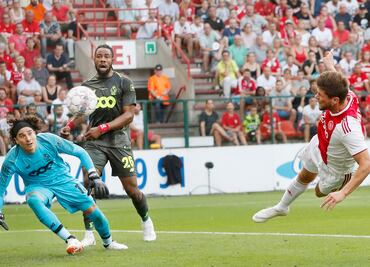 Ochoa y el Standard Lieja rescatan empate frente al Ajax