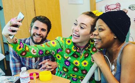 Miley Cyrus y Liam Hemsworth visitan hospital infantil