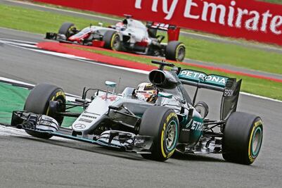 Hamilton sale por el tercer triunfo al hilo