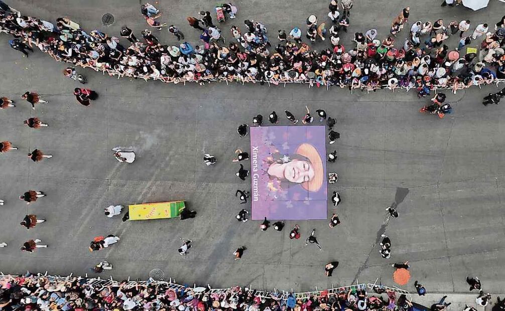Entre las comparsas se incluyeron las imágenes de Ximena Guzmán y José Muñoz, excolaboradores capitalinos, quienes fueron asesinados en mayo. Foto: Diego Prado / EL UNIVERSAL