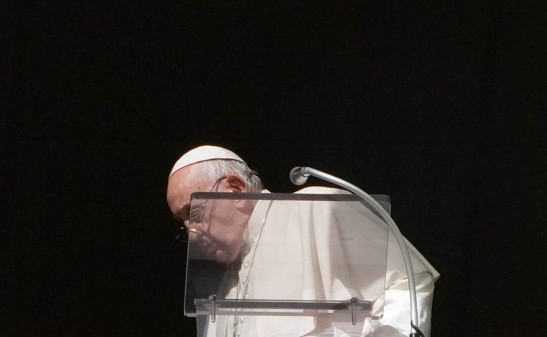 El papa Francisco se retira de la ventana de su estudio tras la plegaria del Angelus en la plaza de San Pedro del Vaticano, el domingo 5 de noviembre de 2023. Foto: AP