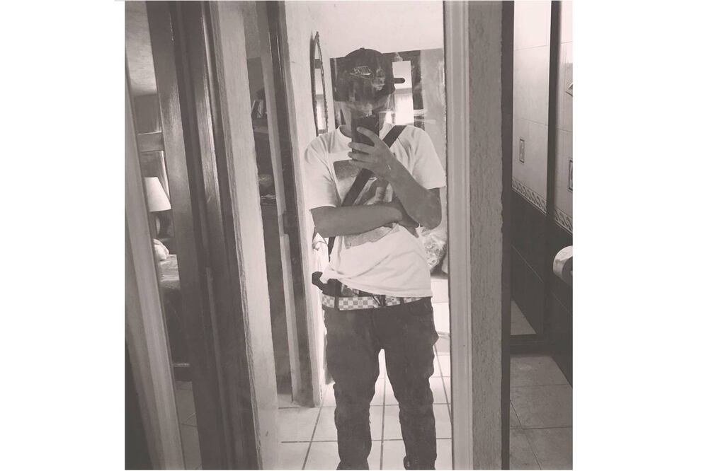 Agresión. En varias fotografías que sus amigos publicaron en Faceboook, Eddie aparece portando armas. Fotos/TOMADAS DE FACEBOOK