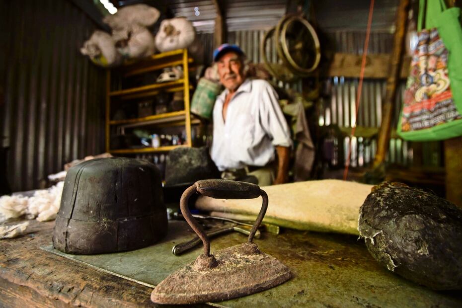 Para la elaboración de un sombrero se utiliza lana fina de borrego, tintes naturales, cera de abeja y brea de copal rojo, que le confieren dureza y flexibilidad. Foto: Mario Arturo Martínez