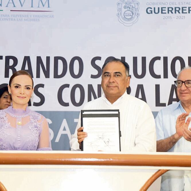 El mandatario Héctor Astudillo durante la firma del reglamento; pidió a los padres de familia sumarse a las acciones para abatir la violencia de género. (ESPECIAL)