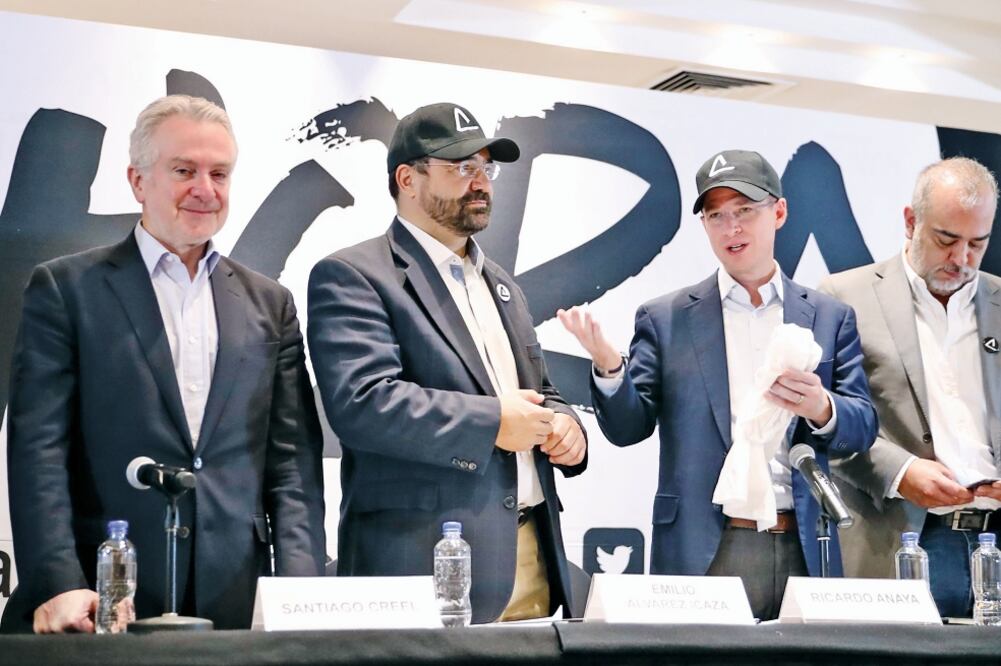 Tras anunciar que la iniciativa Ahora de Emilio Álvarez Icaza (segundo de izq. a der.) se suma a su proyecto, y recibirán ocho candidaturas, Anaya dijo que la convocatoria a discutir el nuevo aeropuerto fue una suerte de ocurrencia (LUCÍA GODÍNEZ)