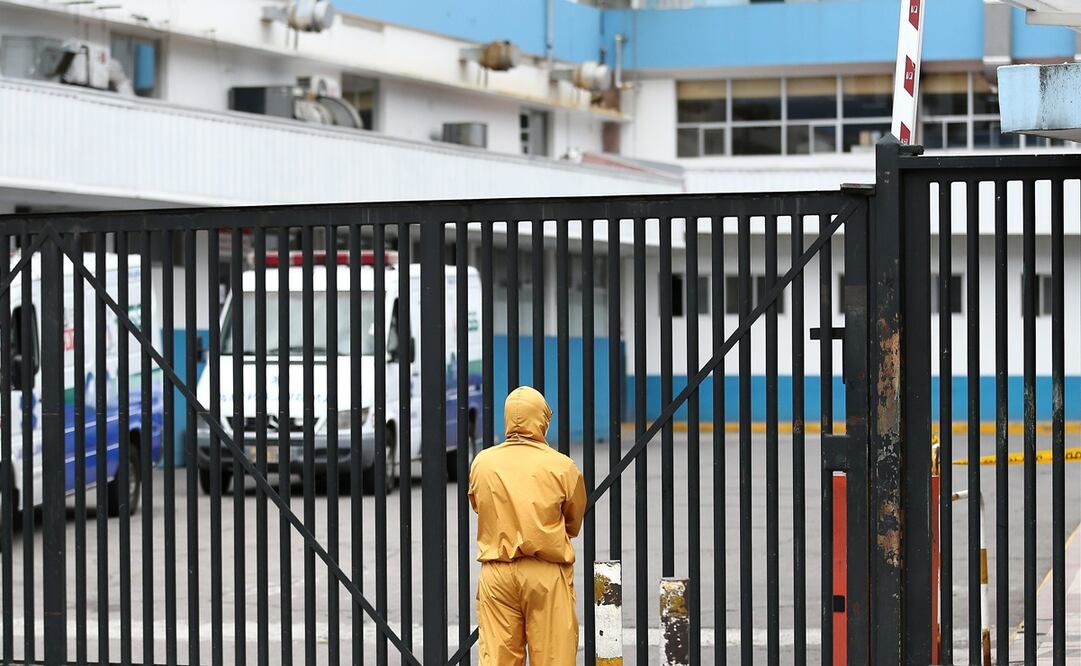 Familiares de pacientes contagiados de Covid-19 esperan en las afueras de hospital en Quito / Archivo. EFE