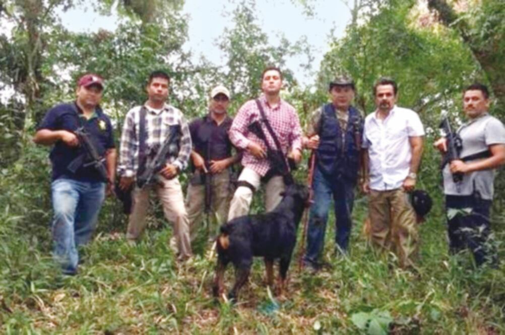 El propietario de El Buen Tono dijo que él difundió en su cuenta de Facebook la foto con sus escoltas (ESPECIAL)