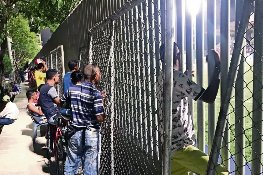 Vecinos del barrio Rebolo fundaron La otra tribuna. Foto: ARIEL VELÁZQUEZ. EL UNIVERSAL