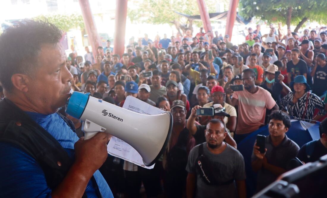 Los extranjeros se reunieron en la explanada de la Presidencia Municipal de Villa de Comaltitlán, donde se les informó que se realizará un censo de todos para proceder a su regularización migratoria.