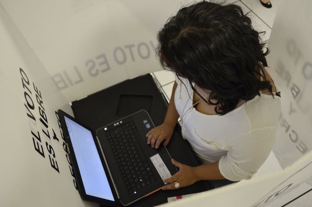 Woman in voting booth with laptop - File photo: Cesar Palma/EL UNIVERSAL