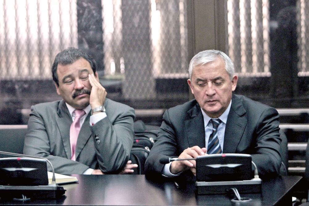 El ex presidente de Guatemala Otto Pérez Molina (der.), con su abogado, César Calderón, en la audiencia de ayer, en la que el acusado fue ligado a proceso (ESTEBAN BIBA. EFE)