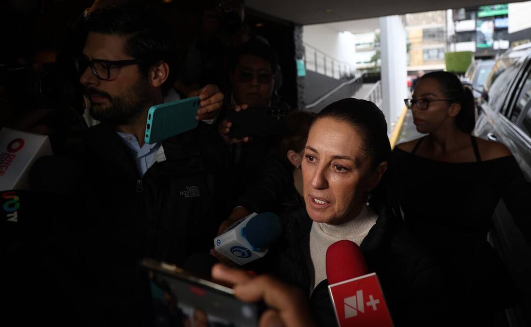 La presidenta Claudia Sheinbaum en la funeraria donde se realiza el velorio de Ifigenia Martínez, este 6 de octubre del 2024. Foto: Diego Simón / EL UNIVERSAL
