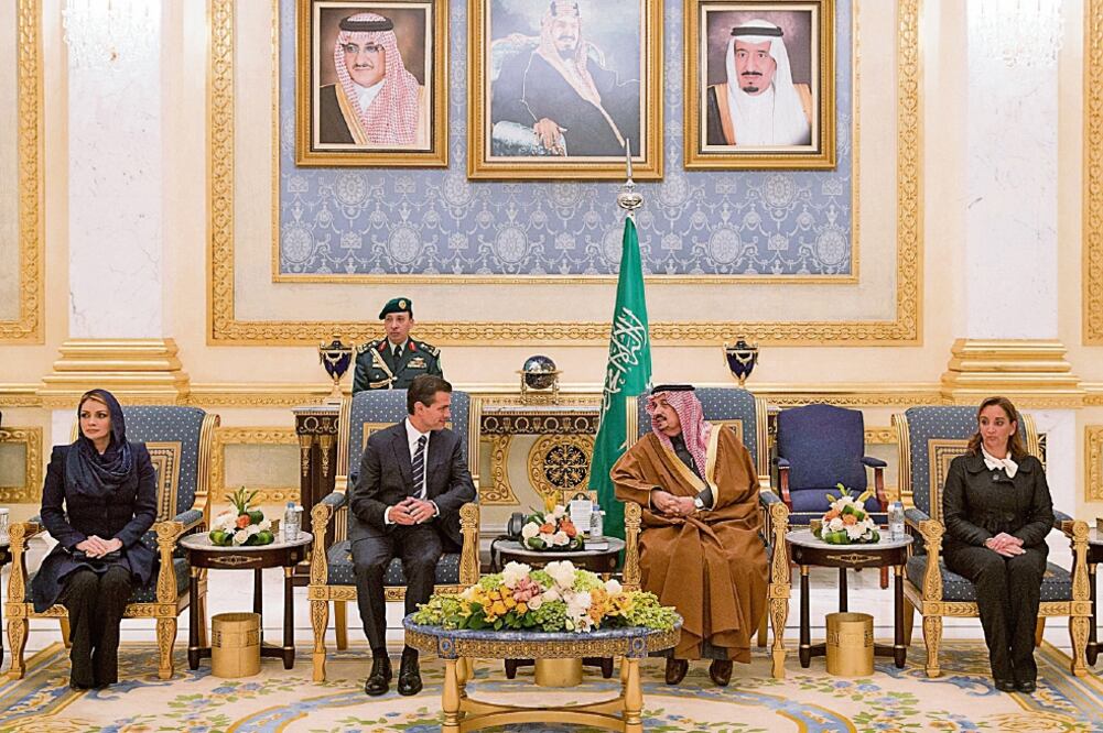 Acompañado por su esposa, Angélica Rivera, y la titular de la SRE, Claudia Ruiz Massieu, el presidente Enrique Peña Nieto se reunió con el príncipe Turki bin Abdullah, gobernador de la ciudad de Riad, en Arabia Saudita (PRESIDENCIA)