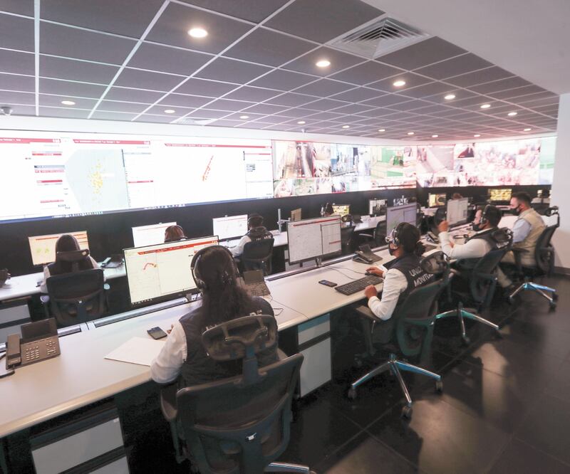 Actualmente, alguno de los siete monitoristas desde el C5 sigue el rastro de mil 835 aparatos de fibra óptica en todo el estado, equipos que cuentan con un micrófono, alarma, una batería con duración de 65 horas y un botón de llamada. JORGE ALVARADO. EL  