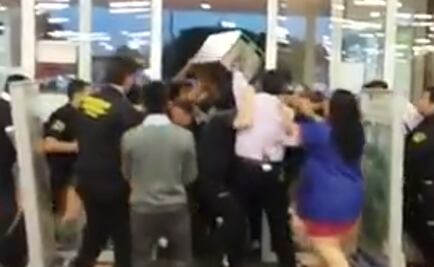 Video. Se enfrentan farderos y guardias en WalMart de Azcapotzalco