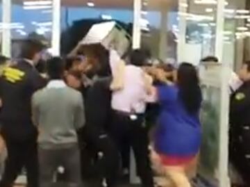 Video. Se enfrentan farderos y guardias en WalMart de Azcapotzalco
