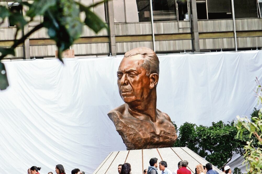 Con Vicente Fox trabajaban en Pemex 24 mil personas, y con Felipe Calderón 48 mil. Se han recortado 16 mil plazas. (ARCHIVO EL UNIVERSAL)