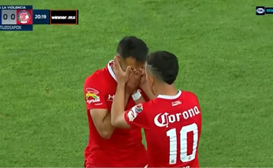 Leo Fernández festejando con su compañero el gol del 1-0 parcial / Foto: Especiales