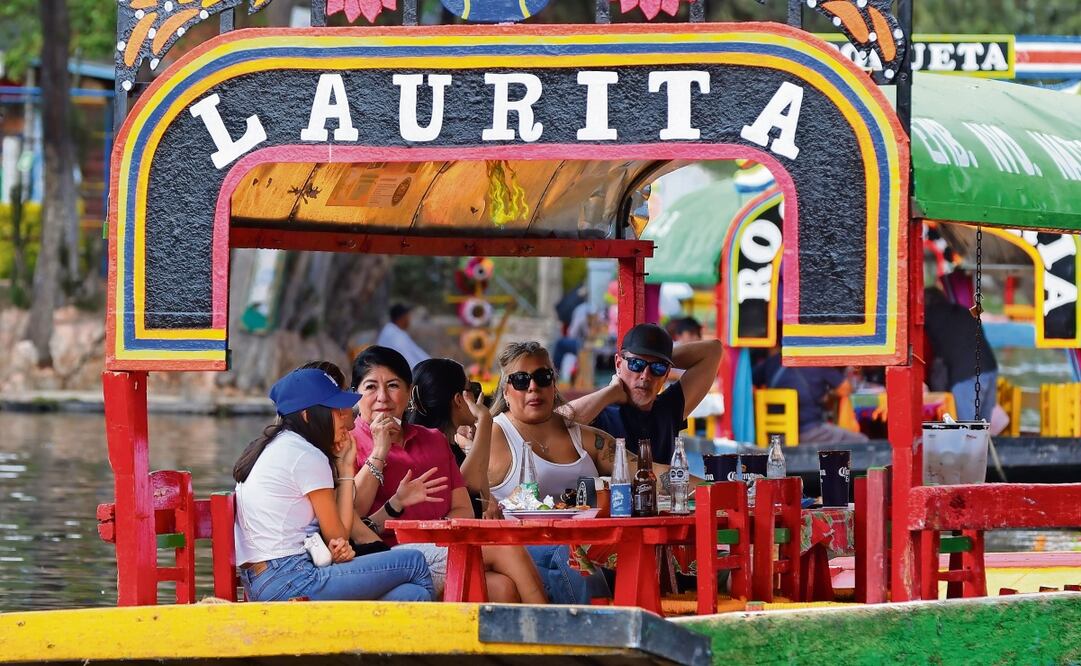 Remeros del embarcadero de Nativitas señalaron que no les gusta la Semana Santa porque no hay turistas extranjeros, quienes son los que les dejan buenas propinas. Foto: Fernanda Rojas/ EL UNIVERSAL