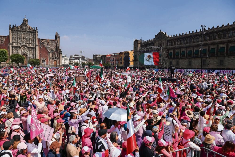 Pese a que el Zócalo se vio abarrotado, el Gobierno de la Ciudad de México calculó 90 mil asistentes. Foto: Diego Simón / EL UNIVERSAL