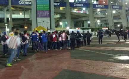 Escoltan a "barristas" de Chivas que estarán en el Azteca