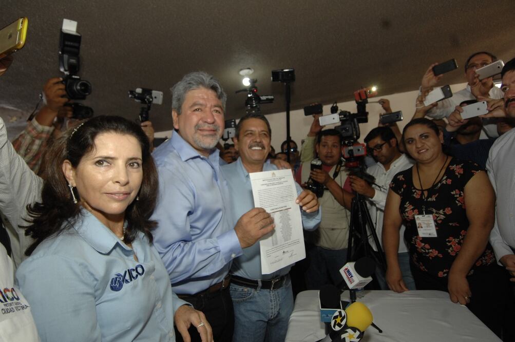 Xicoténcatl González recibe la constancia de mayoría como alcalde electo de Ciudad Victoria. Foto: Roberto Aguilar / EL UNIVERSAL