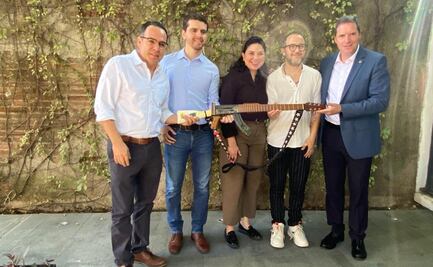 Guitarra en forma de fusil AK-47 genera polémica; no es apología del delito, dice alcalde de Culiacán 