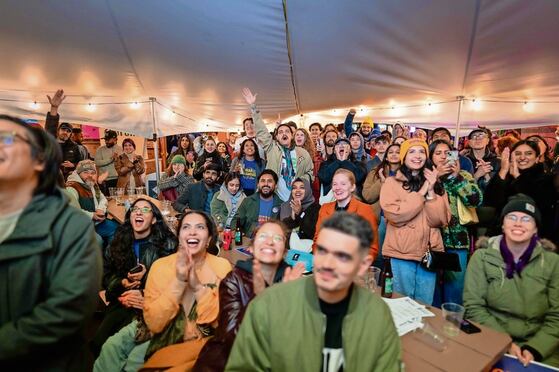 Simpatizantes del demócrata Zohran Mamdani, quien ganó la alcaldía de Nueva York, en el Bohemian Hall & Beer Garden en Queens, el martes pasado. Foto: de JEREMY WEINE. AFP