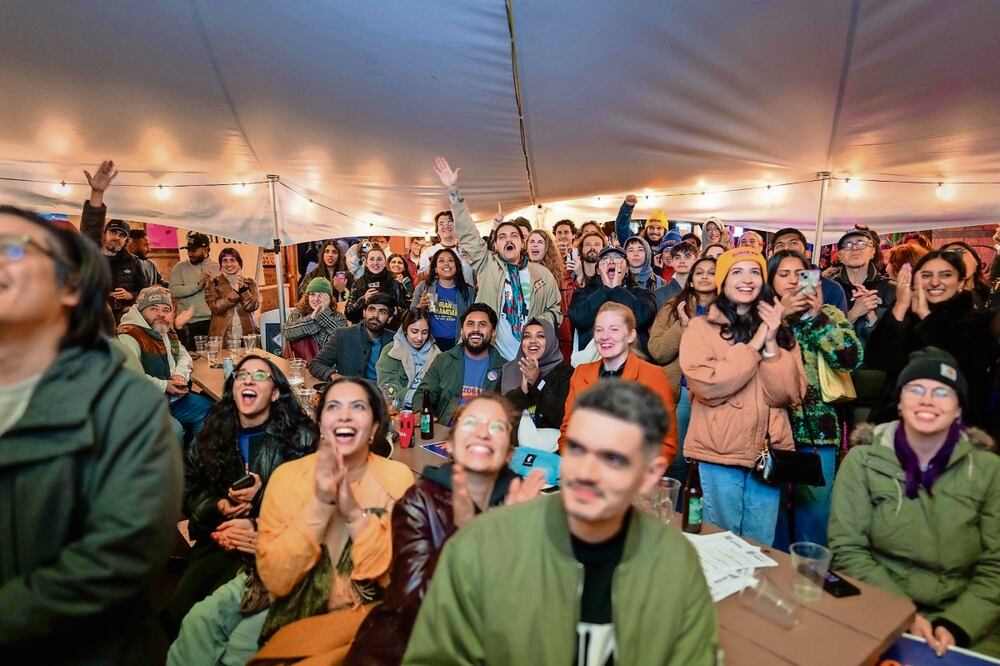 Simpatizantes del demócrata Zohran Mamdani, quien ganó la alcaldía de Nueva York, en el Bohemian Hall & Beer Garden en Queens, el martes pasado. Foto: de JEREMY WEINE. AFP