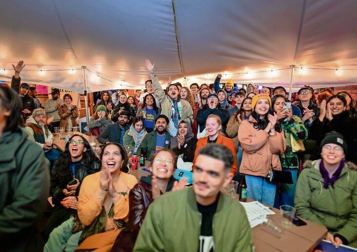 Simpatizantes del demócrata Zohran Mamdani, quien ganó la alcaldía de Nueva York, en el Bohemian Hall & Beer Garden en Queens, el martes pasado. Foto: de JEREMY WEINE. AFP