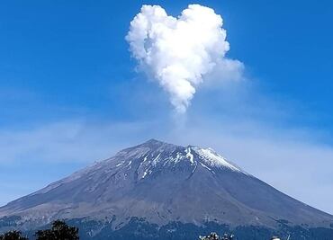 ¿Dedicado a Iztaccíhuatl? Volcán Popocatépetl sorprende al lanzar enorme fumarola en forma de corazón