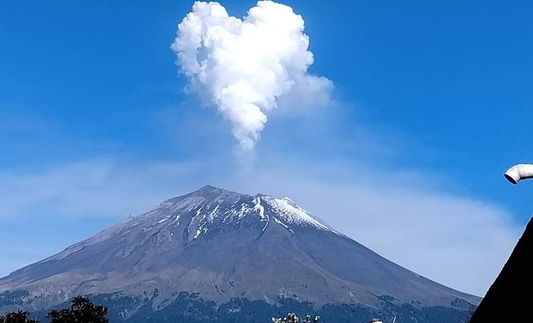 La figura en forma de corazón recordó la legendaria historia de amor entre los volcanes Popocatépetl e Iztaccíhuatl. Foto: X. @angelobg10472