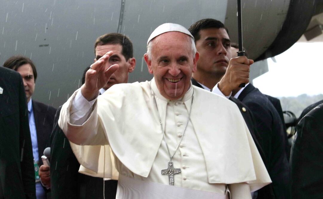 Fotografía de archivo del 10 de julio de 2015 del papa Francisco saludando a su llegada al aeropuerto Silvio Pettirossi en Asunción (Paraguay). Desde su elección en 2013, Francisco realizó ocho viajes apostólicos a América que marcaron su pontificado. Como primer papa latinoamericano, abordó con fuerza temas como la justicia social, la inclusión, la defensa del medioambiente y los derechos de los pueblos originarios. Foto: EFE