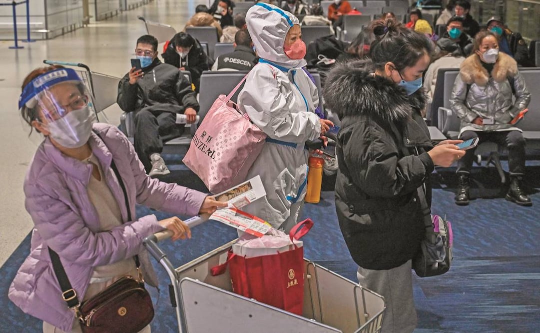 Pasajeros esperan para abordar un vuelo nacional en el Aeropuerto Internacional Pudong de Shanghái.