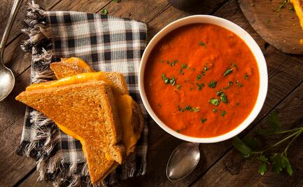 Crema de jitomate para acompañar un pan crujiente