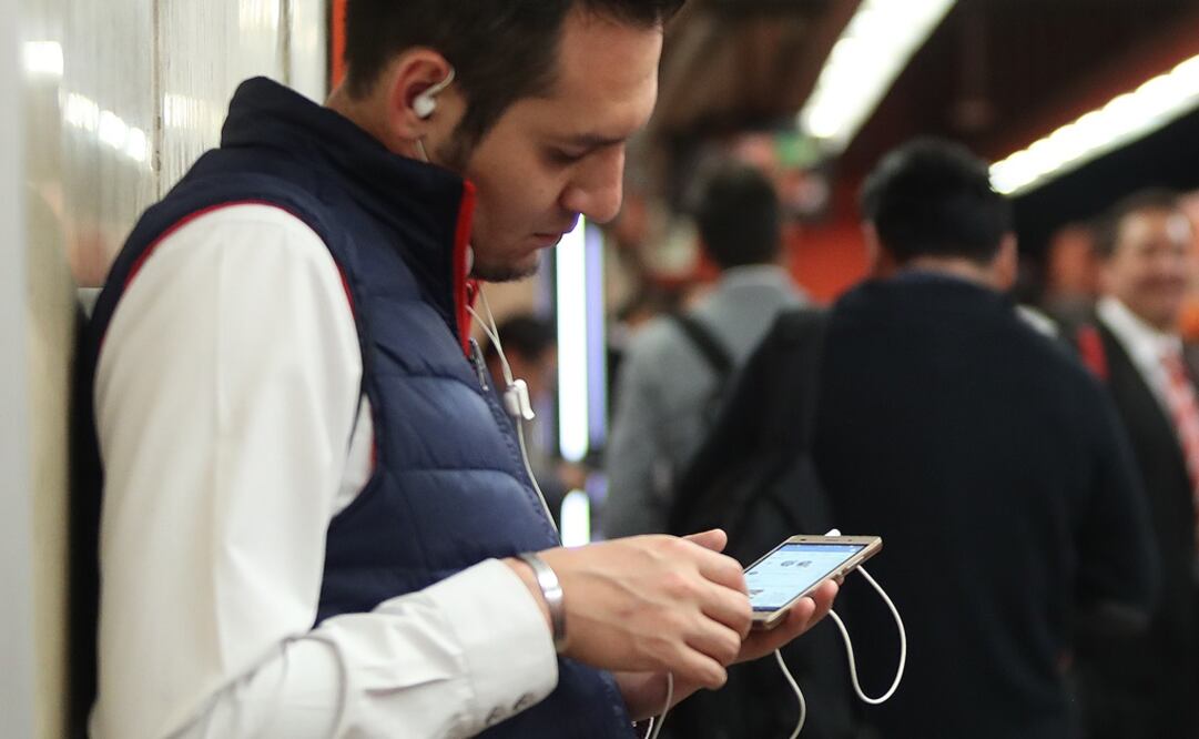 Hombre usando su celular. Foto: Valente Rosas/EL UNIVERSAL