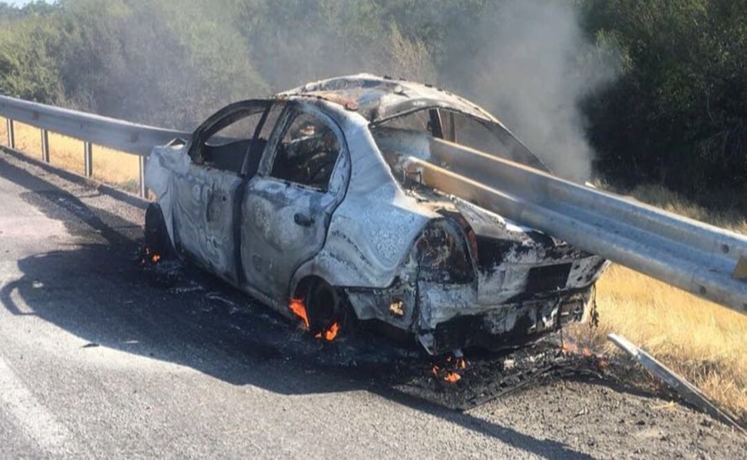 A consecuencia del impacto, el vehículo se incendió por completo. Foto: Especial