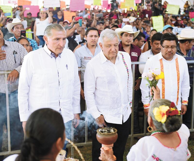 En un encuentro con la comunidad de Macuspana, Tabasco, al presidente Andrés Manuel López Obrador se le notó molesto por los constantes abucheos contra el gobernador Augusto López y el edil Roberto Villalpando. PRESIDENCIA
