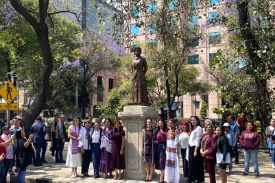 Sheinbaum devela escultura de Dolores Jiménez y Muro en el Paseo de las Heroínas en Reforma