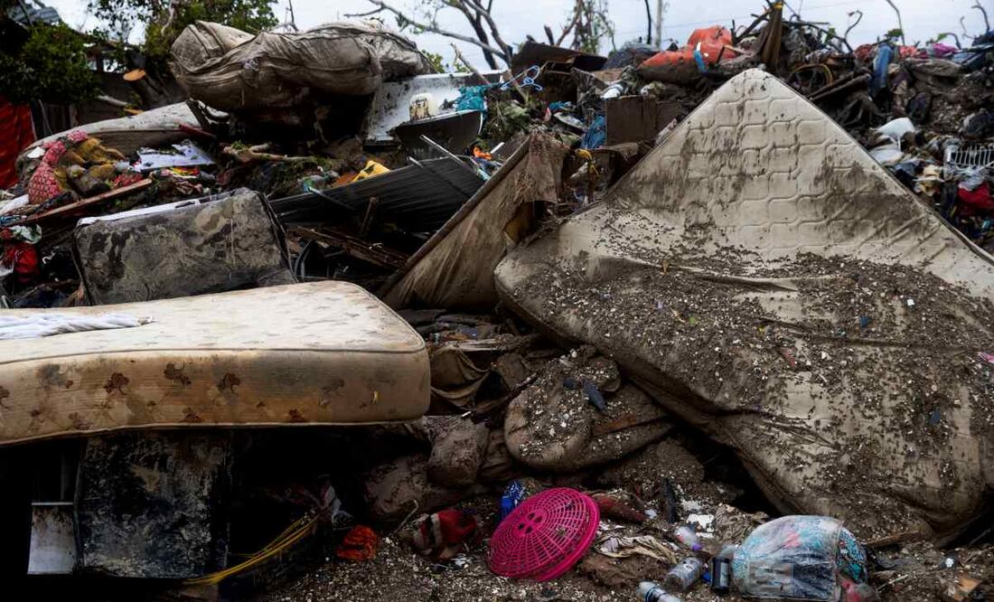 Fotografía que muestra una calle afectada por el huracán Melissa, este sábado en Montego Bay (Jamaica). El Ministro de Salud de Jamaica, Christopher Tufton, anunció que van a establecer varios hospitales de campaña en las zonas más afectadas por el huracán Melissa, el primero de ellos en Black River. Foto: EFE