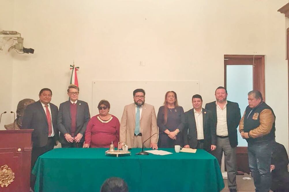 Los diputados locales que sí acudieron a la sesión de ayer lamentaron que a la conmemoración de la creación de la Asamblea Legislativa de la capital del país no acudieran sus compañeros (ESPECIAL)