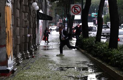 ¿Por qué se forman charcos amarillos en la CDMX después de llover?