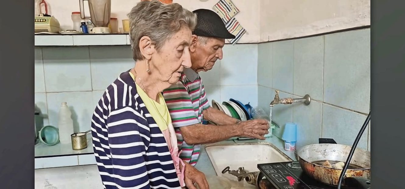 En las casas, la planificación es constante. Se cocina todo lo que se pueda cuando llega la luz. Se lava de madrugada si es necesario. Foto: Cortesía Jéssica Gómez