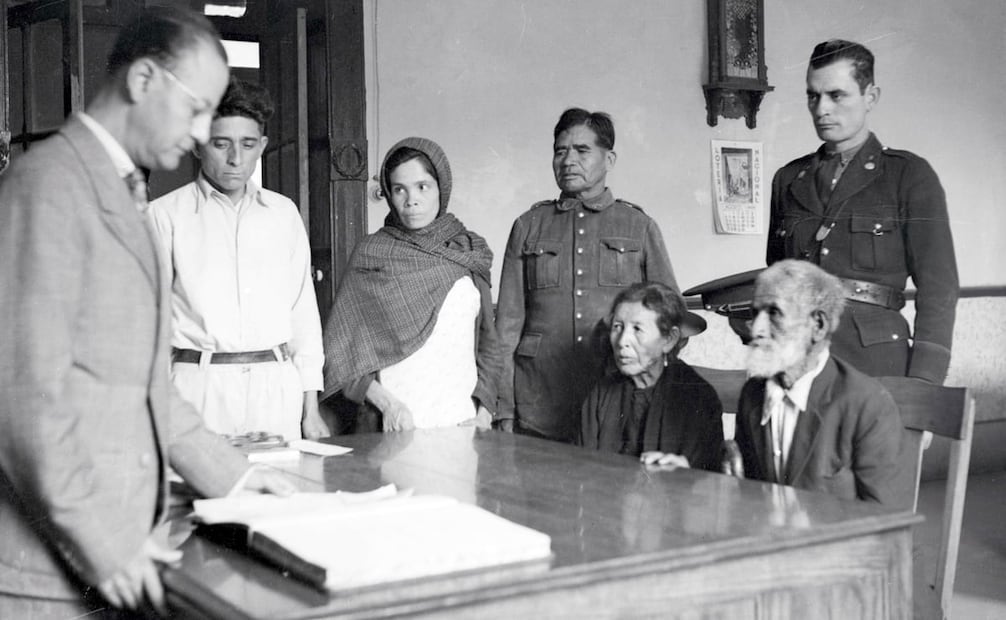 Unión entre Tovar Ramírez y Flores López; detrás de ellos sus testigos, Roberto Román, Manuela Serrano, el sargento primero Guadalupe Bacasegua y el policía Porfirio Dávila, todos amigos de la pareja. Foto: Archivo EL UNIVERSAL.