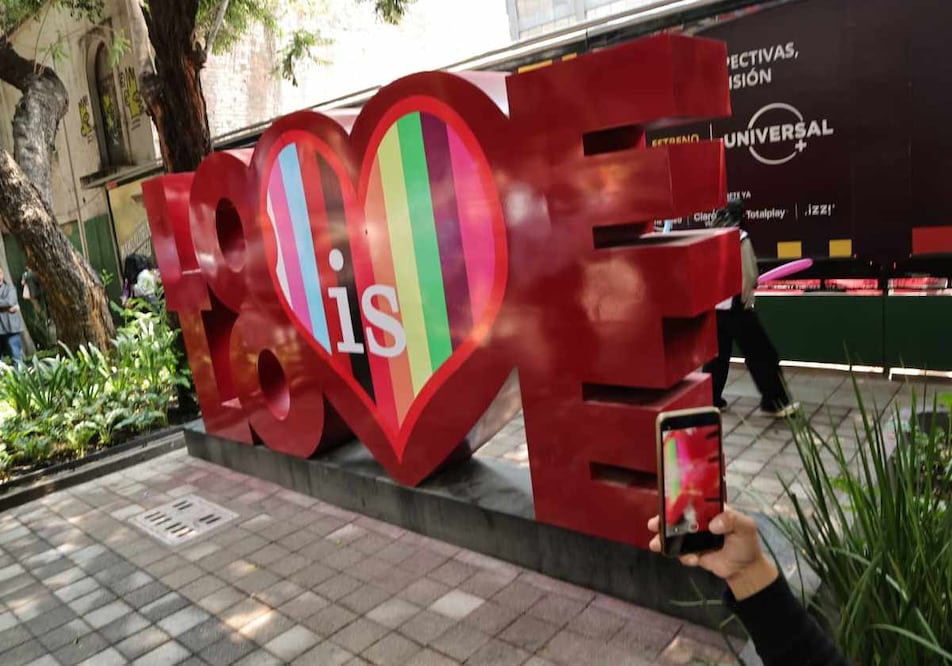 La obra Love is Love de David de
León se encuentra en el pasaje escultórico de Amberes. Foto: Especial