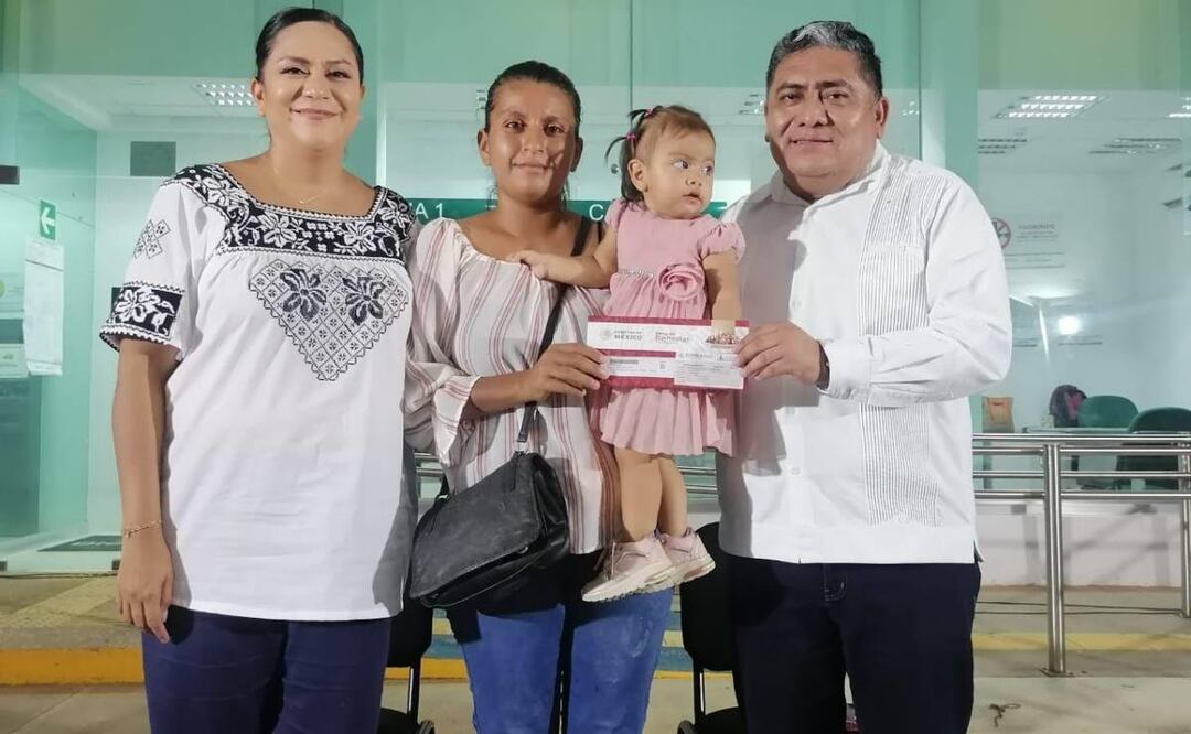 Entrega de manera simbólica tarjetas del Banco del Bienestar a beneficiarios del Programa de Apoyo para el Bienestar de Niñas y Niños, Hijos de Madres Trabajadoras. Foto: Especial